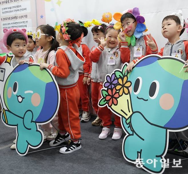 행사장을 찾은 어린이들이 경기도 캐릭터 봉공이와 기념사진을 찍고 있다. 수원=박형기 기자 oneshot@donga.com
