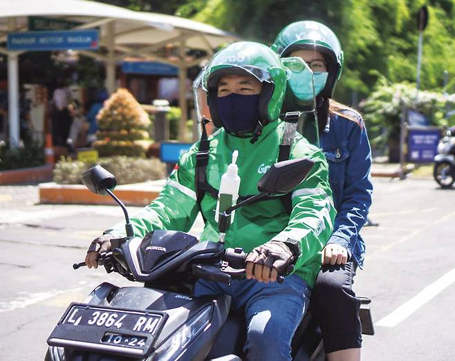 그랩은 동남아 현지 문화와 교통 인프라를 고려해 기존의 사륜차 중심 서비스에서 오토바이 등 이륜차 호출로 서비스를 확장했다. 사진 출처 그랩 뉴스룸