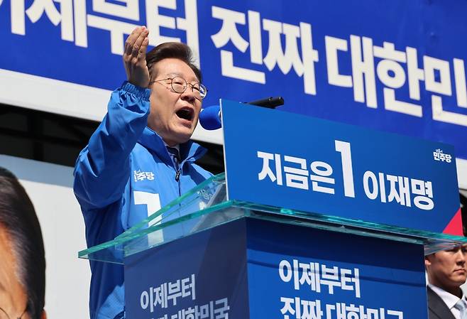 이재명 더불어민주당 대통령 후보가 12일 오전 서울 종로구 청계광장에서 열린 중앙선거대책위원회 출정식에서 시민들에게 지지를 호소하고 있다. (공동취재) 2025.5.12.뉴스1