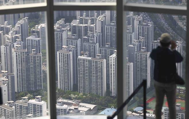 7일 서울 송파구 롯데월드타워 스카이전망대에서 강남 주변 아파트 단지가 보이고 있다.  토지거래허가구역 재지정 이후 재건축 아파트를 중심으로 신고가 행렬이 이어지는 가운데 송파구의 잠실 장미아파트와 주공5단지에서 신고가가 집중됐고, 잠실주공5단지 82.6㎡가 처음으로 40억원을 돌파했다. 강남구 압구정에서도 거래 22건 중 14건(64%)이 신고가였으며, 개포동의 거래 4건 모두 신고가를 기록했다. 대치동 역시 한보미도맨션2차 190㎡가 60억원, 개포우성1차 127㎡가 50억5천만원, 은마아파트 76㎡는 31억4천만원에 거래되며 신고가를 이어갔다.. 2025.05.07. [서울=뉴시스]