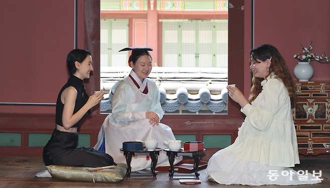 12일 서울 종로구 창덕궁 약방에서 열린 2025년 창덕궁 약다방 사전 행사에서 외국인들이 전통다과와 한방차를 시식하고 있다. 송은석 기자 silverstone@donga.com