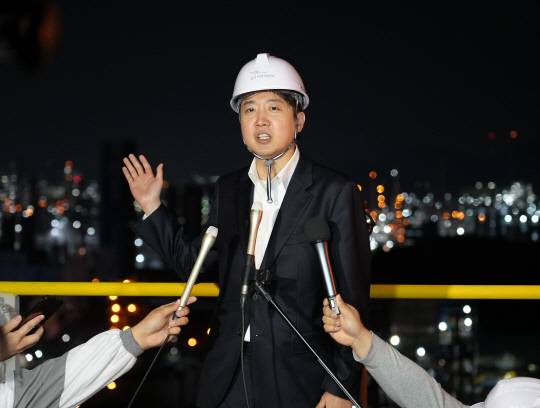 제21대 대통령 선거 공식 선거운동 첫날인 12일 새벽 이준석 개혁신당 대선후보가 전남 여수시 금호피앤비화학 여수2공장을 방문해 발언하고 있다.<개혁신당 제공·연합뉴스>