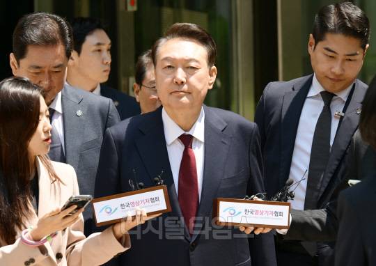 윤석열 전 대통령이 12일 서울 서초구 중앙지방법원에서 열린 내란 우두머리 혐의·직권남용 권리행사방해 혐의 사건 3차 공판에서 오전 공판을 마친 후 법원을 나서고 있다.     [사진공동취재단]