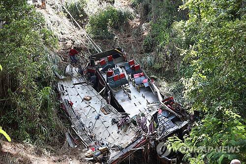 11일 버스 추락 사고 현장. EPA 연합뉴스