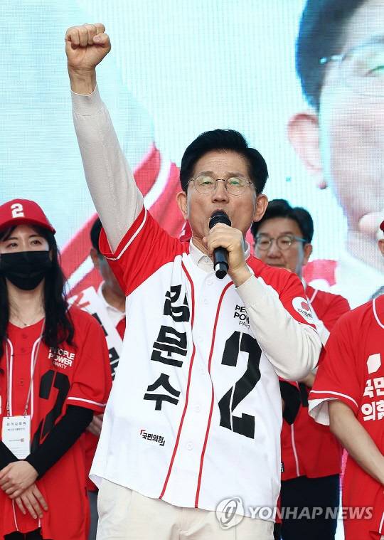 국민의힘 김문수 대선 후보가 12일 대구 서문시장에서 시민들에게 지지를 호소하고 있다. 연합뉴스