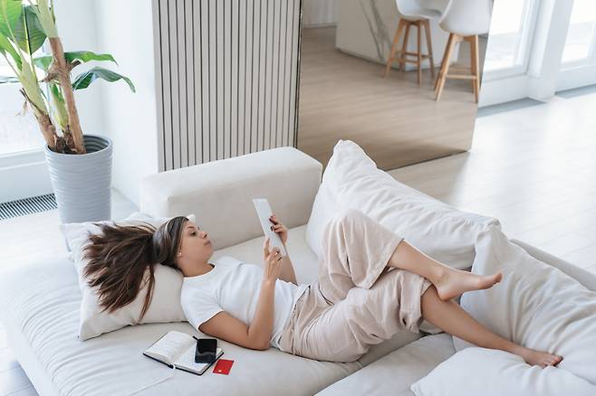 집에서 쉴 때 많은 시간을 보내는 소파가 화장실 변기보다 75배 더 더럽다는 연구 결과가 나왔다. 사진=게티이미지