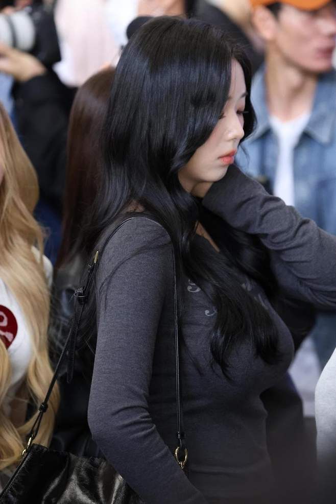 트리플에스 김채연 공항 의상.jpg