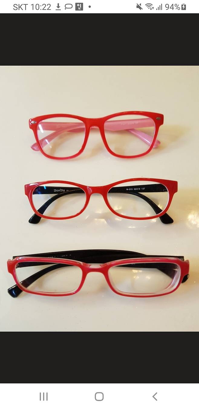 영화평론가 이동진이 빨간 뿔테안경을 착용하는 이유.JPG