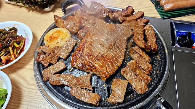 20250511_205419.jpg 저녁 양념소갈비와 소시지