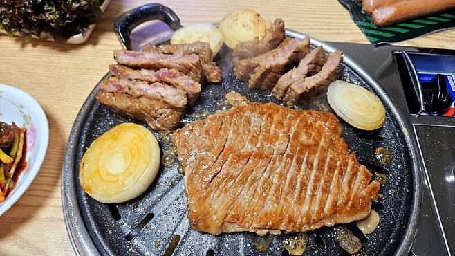 20250511_204854.jpg 저녁 양념소갈비와 소시지