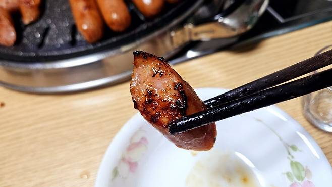 20250511_210844.jpg 저녁 양념소갈비와 소시지