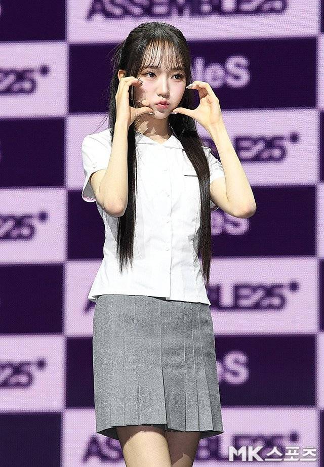 lBPjKg.jpg 오늘자 한국식 교복 입고 쇼케이스 한 트리플에스