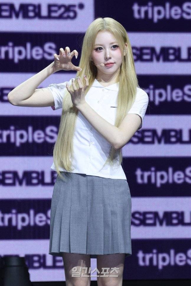 QfVrki.jpg 오늘자 한국식 교복 입고 쇼케이스 한 트리플에스