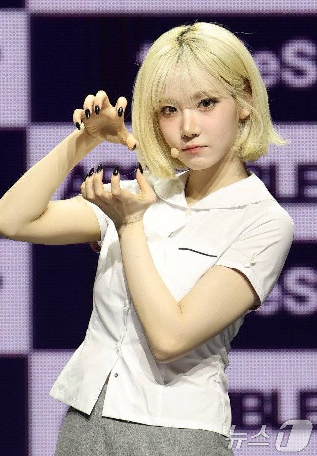 qnUWos.jpg 오늘자 한국식 교복 입고 쇼케이스 한 트리플에스