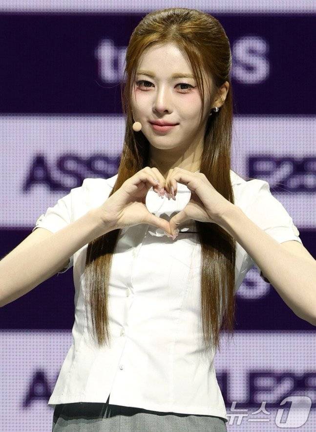 bJZJNe.jpg 오늘자 한국식 교복 입고 쇼케이스 한 트리플에스