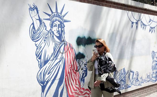 11일(현지시간) 이란 테헤란의 옛 미국 대사관 앞에서 한 시민이 반미 벽화 앞을 지나고 있다.EPA연합뉴스