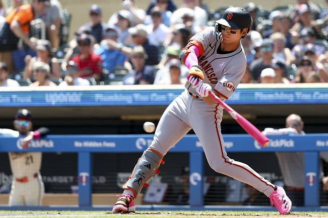 샌프란시스코 자이언츠의 이정후가 11일(현지 시간) 미 미네소타주 미니애폴리스의 타깃 필드에서 열린 2025 메이저리그 미네소타 트윈스와의 경기 1회 초 좌전 안타를 치고 있다. 이정후는 4타수 1안타 1타점 1득점을 기록했고 샌프란시스코는 연장 끝에 6-7로 패했다. 뉴시스