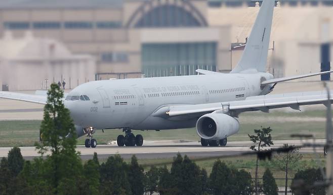 군벌 간 무력 분쟁을 피해 수단을 탈출한 교민 28명을 태운 공군의 KC-330 '시그너스' 다목적 공중급유기가 지난 2023년 4월 25일 오후 서울공항에 착륙하고 있다.(자료사진) 연합뉴스