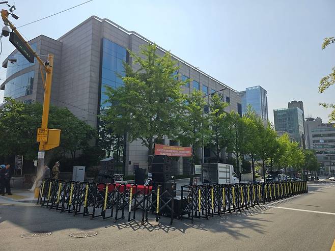 윤석열 전 대통령 지지자들의 집회가 예고된 장소에 바리케이드가 설치된 모습. /사진=박성현 기자