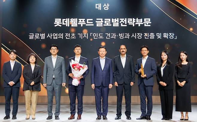 12일 서울 송파구 롯데호텔 월드에서 열린 '2025 롯데 어워즈'에서 신동빈 롯데 회장(왼쪽 다섯번째)과 이창엽 롯데월푸드 대표(왼쪽 네번째) 등 수상자들이 기념촬영을 하고 있다. 롯데 제공