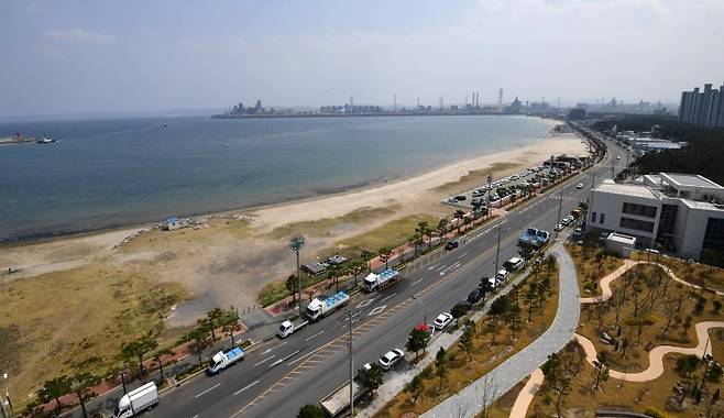 경북 포항시 송도해수욕장이 올 7월 개장을 앞두고 막바지 공사가 한창이다. 포항시는 5월 말까지 바다시청 공사를 마무리하고 화장실과 세족시설 등편의시설을 갖춘 후 개장한다는 계획이다. 뉴스1