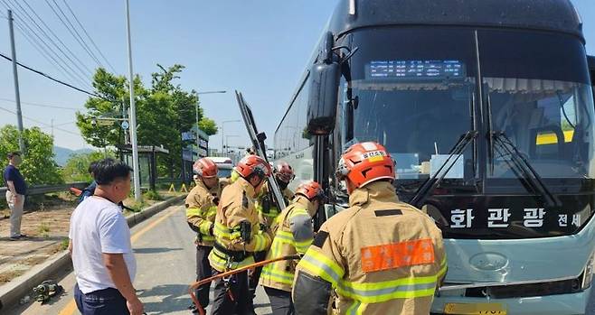 12일 오후 2시 울산 북구 호계로 상안교사거리 인근에서 소형 스포츠유틸리티차(SUV)와 부딪힌 현대자동차 통근버스. 이 버스에는 27명이 타고 있었으며 17명이 부상을 입은 것으로 전해졌다. 부상자 이송을 위해 119 구조대가 버스 문을 열고 있다. 울산소방본부 제공