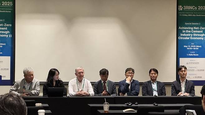 이창기 한국시멘트협회 부회장(왼쪽부터), 남은영 동국대학교 교수, 피터 호디노트 전 유럽시멘트협회 회장, 김진만 공주대학교 교수, 홍수열 자원순환사회경제연구소 소장, 배재근 서울과학기술대학교 교수, 김진효 법무법인 태평양 변호사가 12일 제주 신화월드에서 열린 국제학술대회 '3RINCs 2025' 기자간담회에서 발언을 듣고 있다. 사진=신지민 기자