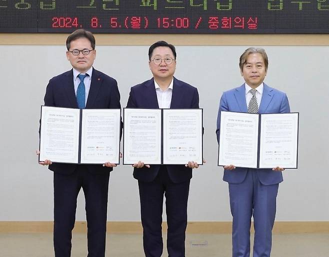지난해 8월 대전시청에서 열린 '탄소중립 그린 파트너십' 체결식에서 박윤기 롯데칠성음료 대표이사(왼쪽부터)와 이장우 대전시장, 황인규 CNCITY에너지 회장이 기념촬영을 하고 있다.