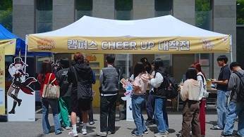 오픈월드 어드벤처 RPG ‘원신’과 동아제약 ‘박카스맛 젤리’의 협업의 일환으로 지난 8일 서강대학교와 9일 광운대학교에서 캠퍼스 어택이 진행됐다. / 호요버스 코리아 제공