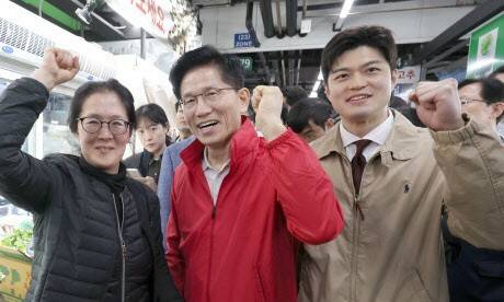 제21대 대통령 선거 공식 선거운동 첫날인 12일 김문수 국민의힘 대통령 후보가 서울 송파구 가락시장을 방문해 상인들과 기념촬영을 하고 있다. 오른쪽은 비대위원장에 내정된 김용태 의원. 연합뉴스