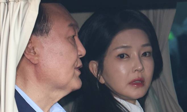 윤석열 전 대통령과 김건희씨가 지난 4월 11일 오후 서울 용산구 한남동 대통령 관저를 떠나고 있다. 공동취재사진