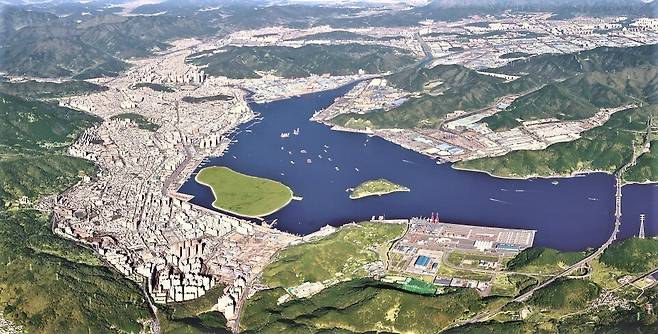 경남 창원시 마산만 전경. 오른쪽 아래 부두가 가포해수욕장을 매립해서 건설한 마산가포신항이고, 육지 앞 큰 섬은 마산가포신항 건설 과정에서 나온 준설토로 만든 인공섬이다. 창원시 제공