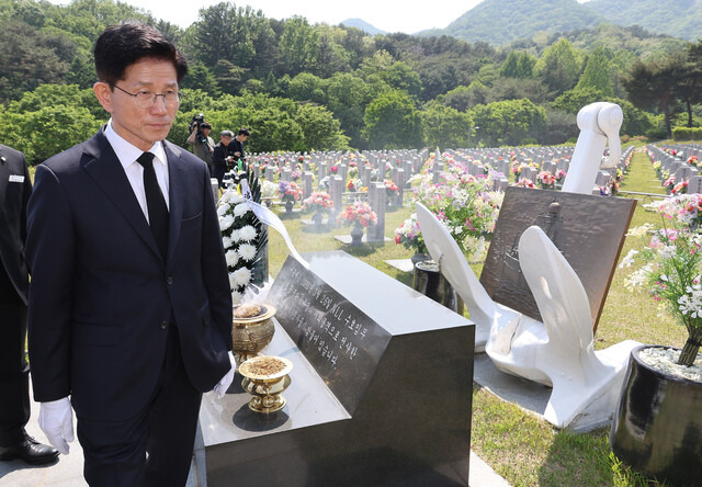 김문수 국민의힘 대통령 후보가 12일 국립대전현충원 천안함 46용사 묘역에서 참배하고 있다. 연합뉴스