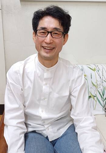 권태훈씨는 미얀마 커피를 수입해 판 수익금 전액을 미얀마 시민방위군에게 전달하고 있다. 김아리 객원기자 ari@hani.co.kr