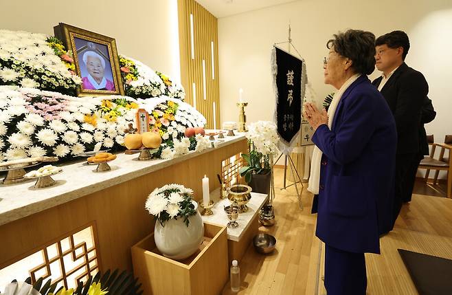 일본군 ‘위안부’ 피해자이자 인권활동가인 이용수 할머니가 12일 오후 경기 용인시 쉴낙원경기장례식장에 마련된 이옥선 할머니 빈소를 찾아 고인의 명복을 빌고 있다. 신소영 기자 viator@hani.co.kr