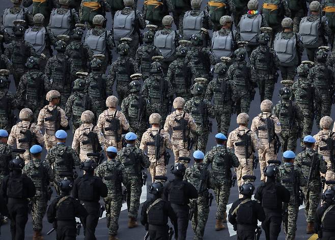 국군의 날 시가행진이 열린 지난해 10월1일 서울 세종대로에서 특전사 대원들이 행진하고 있다. 연합뉴스