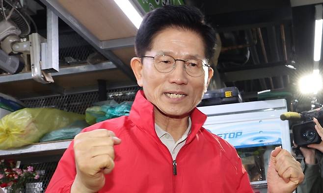 제21대 대통령 선거 공식 선거운동 첫날인 12일 국민의힘 김문수 대선 후보가 서울 송파구 가락시장을 찾아 상인과 대화하고 있다. 연합뉴스