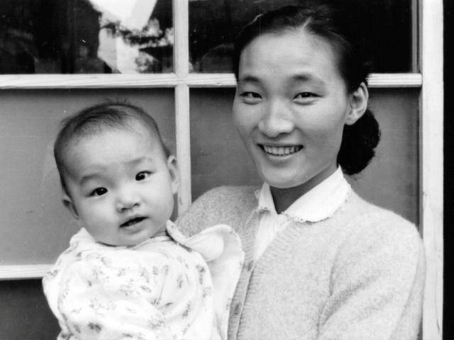 다큐멘터리 '호루몽'은 자이니치 3세 신숙옥(왼쪽)씨의 삶과 활동을 통해 재일조선인의 역사와 현재를 돌아본다. 엣나인필름 제공