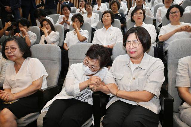 대한간호협회 소속 간호사들이 지난해 8월 28일 국회 본회의에서 간호법이 통과되자 방청석에서 기쁨의 눈물을 흘리고 있다. 고영권 기자