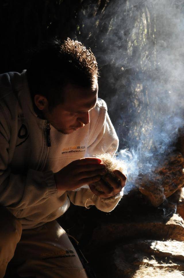 아타푸에르카 고고학 공원에서 불 피우기 시연을 하고 있다.