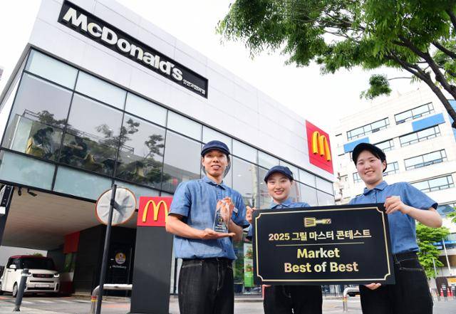 맥도날드 안산고잔DT점에서 포즈를 취한 한재웅(왼쪽부터), 김은진, 김수연 크루. 한국맥도날드 제공