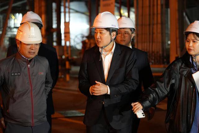 이준석 개혁신당 대선 후보가 공식 선거운동이 시작된 12일 전남 여수 국가산업단지를 찾아 관계자와 대화하고 있다. 이준석 캠프 제공