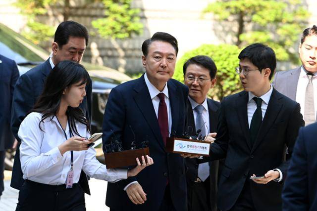 윤석열 전 대통령이 12일 서울 서초구 중앙지방법원에서 열린 내란 우두머리 혐의, 직권남용 권리행사방해 혐의 사건 3차 공판에 출석하고 있다. 뉴스1