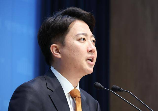 이준석 개혁신당 대선 후보가 6·3 대선 공식 선거운동 첫날인 12일 국회 소통관에서 선거 구상 발표를 하고 있다. 연합뉴스