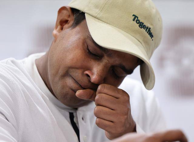 방글라데시 출신 외국인 노동자 아지트 로이가 지난해 11월 27일 서울 중구 프레스센터에서 열린 '이주노동자로부터 직접 듣는다' 간담회에서 자신의 산업재해 피해 경험에 대해 증언하다가 눈물을 흘리고 있다. 2021년 경기 안성시 농기계 제조업체에 취직한 그는 유해물질에 노출되며 일하다가, 그해 8월부터 심한 기침과 가래 등 이상을 겪었다. 이후 폐질환 진단을 받고 폐 기능 40%를 잃는 수술을 받았으나, 산재 인정을 받기도 전에 출국 위기에 놓였다. 뉴시스