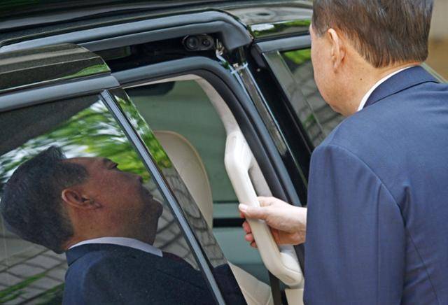 12·3 불법계엄 사태와 관련해 내란 우두머리 혐의 등으로 기소된 윤석열 전 대통령이 12일 서울 서초구 서울중앙지법에서 열린 3차 공판에서 오전 공판을 마치고 차량에 올라타고 있다. 뉴스1