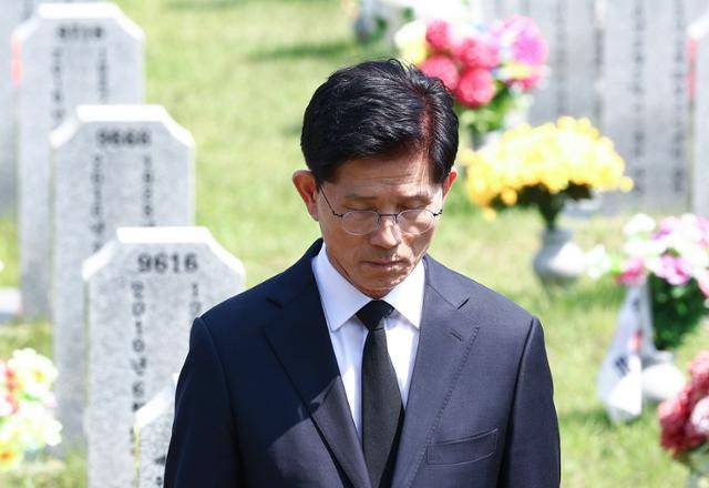 김문수 국민의힘 대선 후보가 12일 대전 유성구 국립대전현충원에서 고 한주호 준위의 묘역을 찾아 참배하며 묵념하고 있다. 뉴스1
