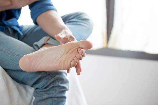 비타민B12가 부족할 때 발이 따끔거리는 증상이 나타날 수 있다./사진=클립아트코리아