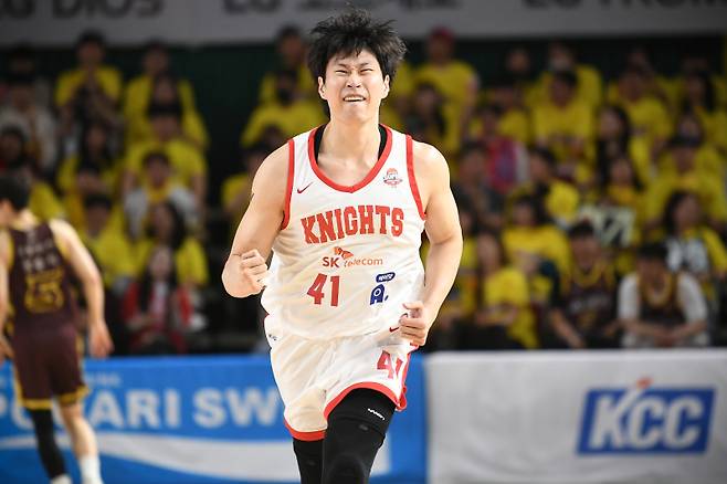 SK 오세근이 11일 창원체육관에서 열린 2024~25 KCC 프로농구 챔프전 4차전에서 3점슛을 터뜨리고 포효하고 있다. 사진=KBL
