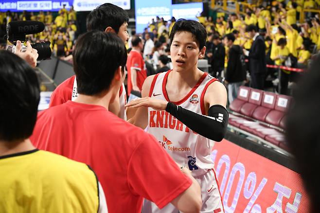 SK 김선형이 11일 창원체육관에서 열린 LG와의 2024~25 프로농구 챔프전 4차전 승리 뒤 동료들과 환호하고 있다. 사진=KBL